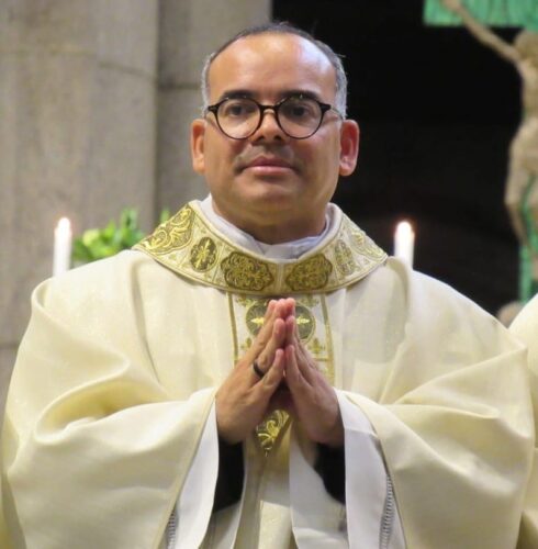 Fiéis, clérigos, familiares e amigos se despedem do Padre Cláudio José Ribeiro, morto aos 52 anos - Jornal O São Paulo