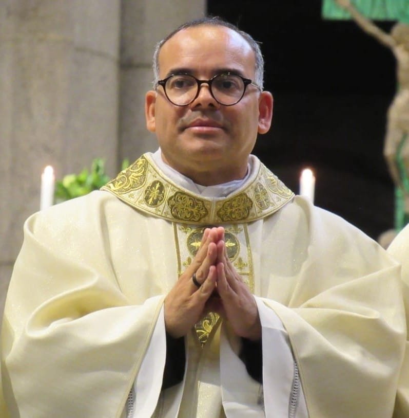 Fiéis, clérigos, familiares e amigos se despedem do Padre Cláudio José Ribeiro, morto aos 52 anos - Jornal O São Paulo