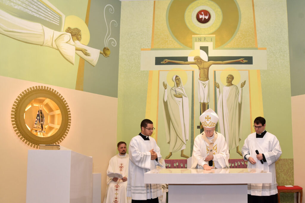 Na Vila Souza, Cardeal Scherer dedica a igreja e o altar da matriz da Paróquia Nossa Senhora Aparecida - Jornal O São Paulo