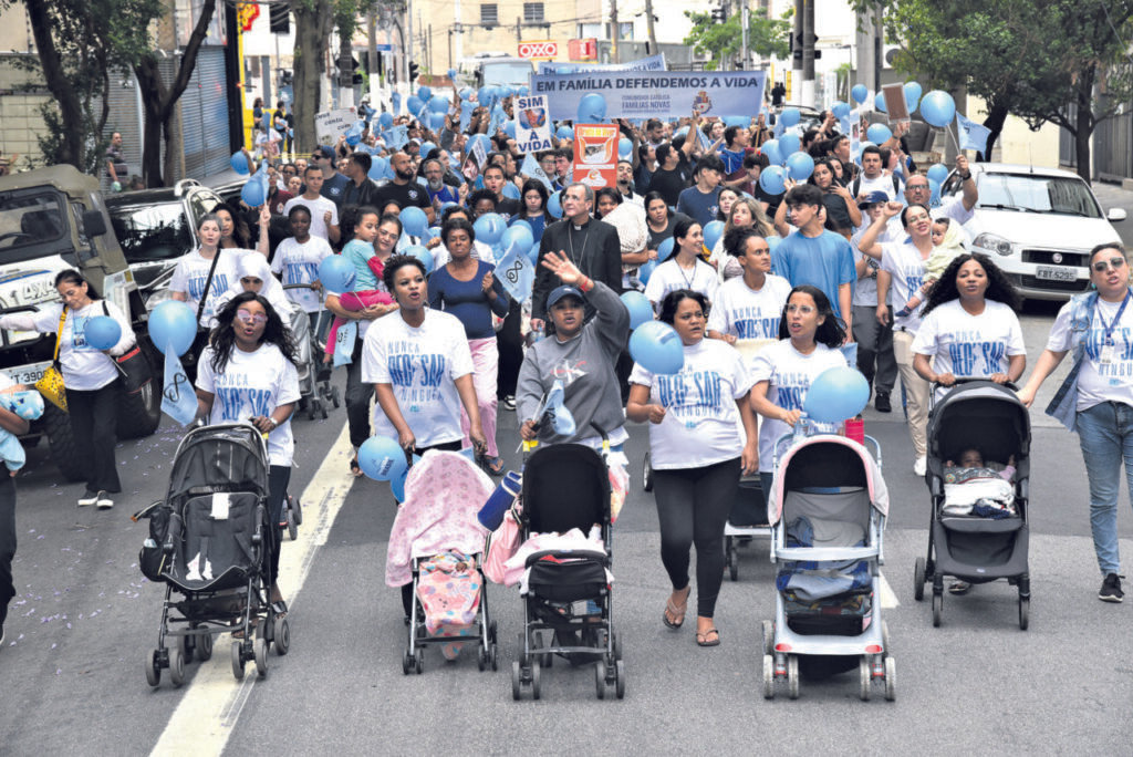 Em São Paulo, multidão de vozes ressoa pelas ruas da zona Norte em defesa da vida