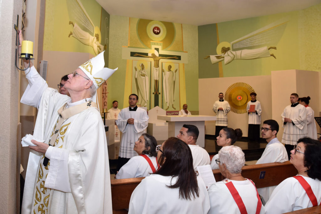 Na Vila Souza, Cardeal Scherer dedica a igreja e o altar da matriz da Paróquia Nossa Senhora Aparecida - Jornal O São Paulo