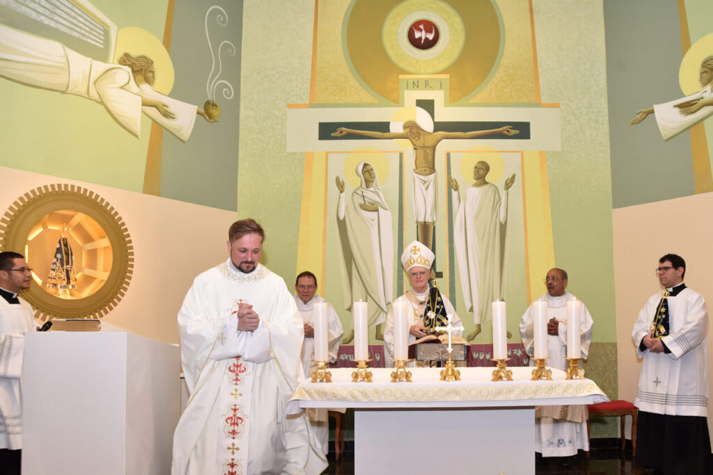 Na Vila Souza, Cardeal Scherer dedica a igreja e o altar da matriz da Paróquia Nossa Senhora Aparecida - Jornal O São Paulo