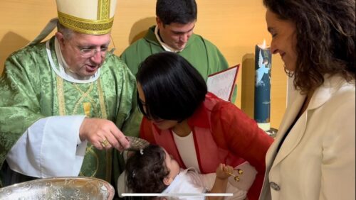 Espanha: salvas do aborto, 17 crianças são batizadas - Jornal O São Paulo