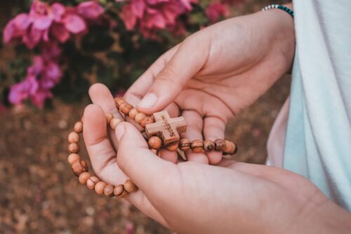 Conectados com a fé em um clique: apps de oração são cada vez mais acessados pelos jovens - Jornal O São Paulo