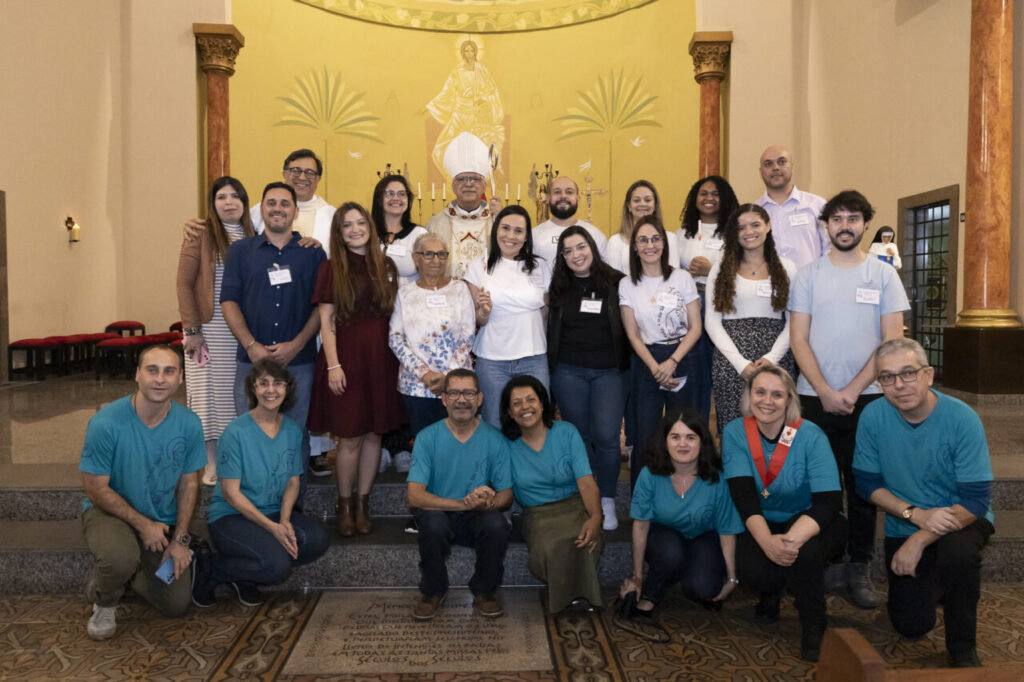 Crismas e missas pelo Dia de Finados mobilizam fiéis na Brasilândia - Jornal O São Paulo