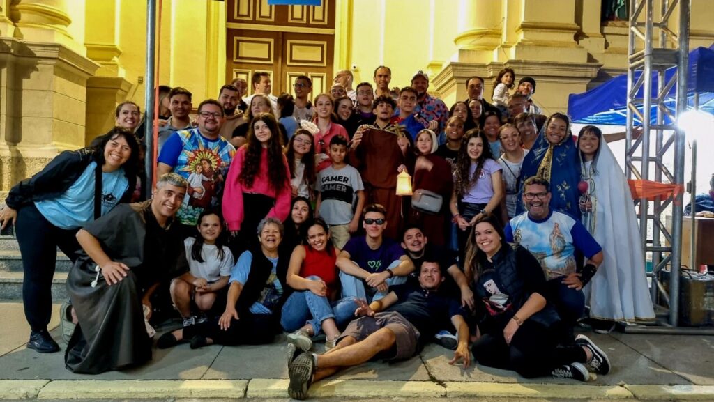 Crismas e missas pelo Dia de Finados mobilizam fiéis na Brasilândia - Jornal O São Paulo