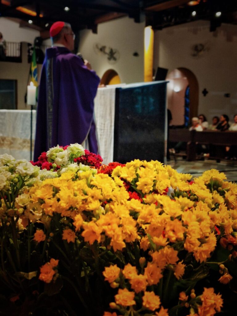 Crismas e missas pelo Dia de Finados mobilizam fiéis na Brasilândia - Jornal O São Paulo