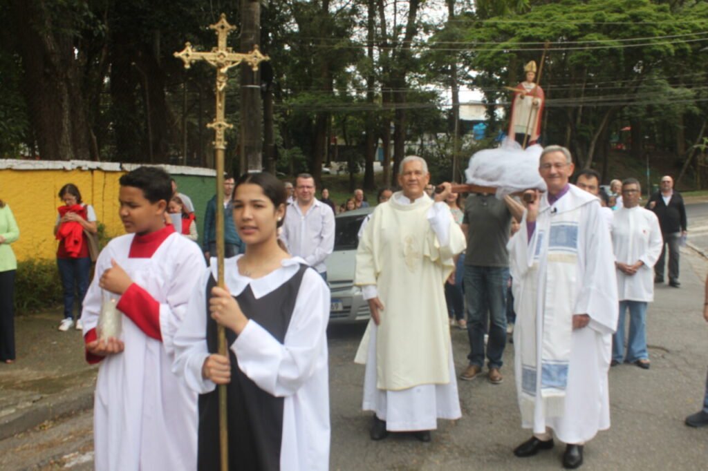 Dom Edilson preside missas com Crismas em paróquias da Lapa - Jornal O São Paulo