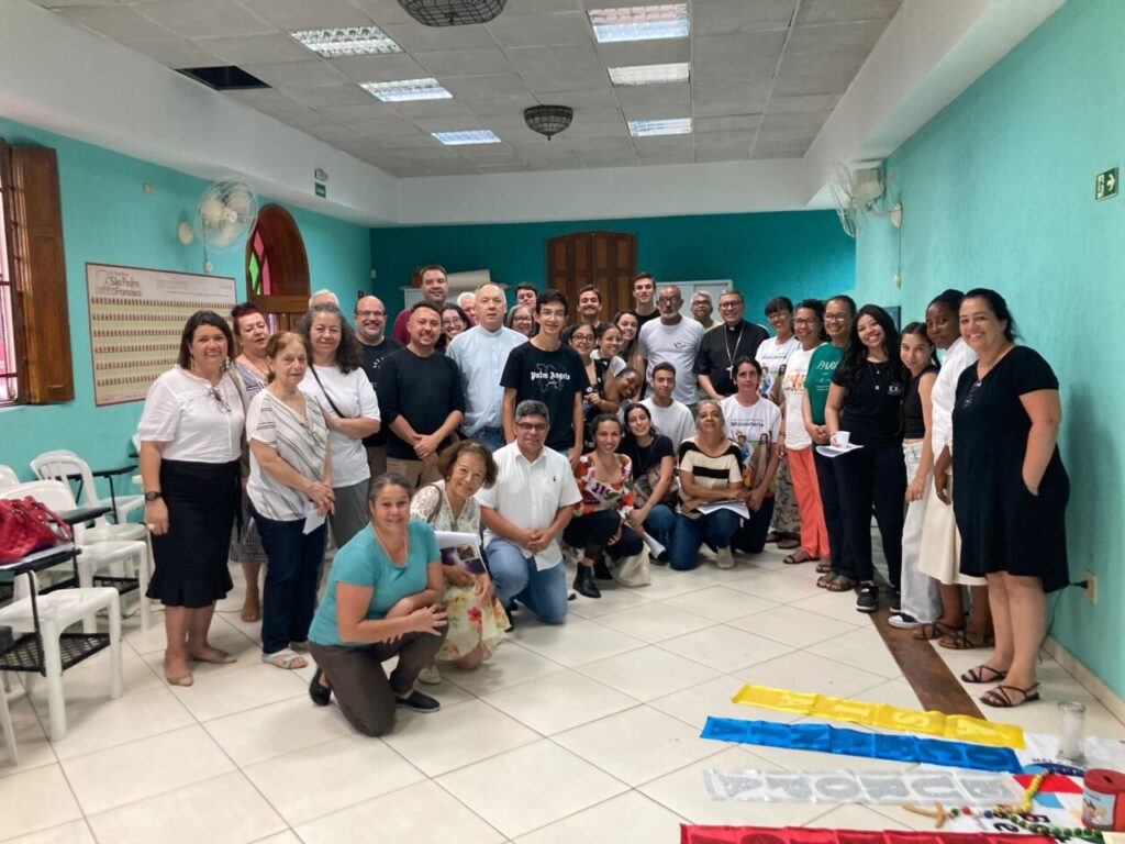 Lapa: Dom Edilson dá posse a pároco, preside crismas e participa de momentos formativos - Jornal O São Paulo