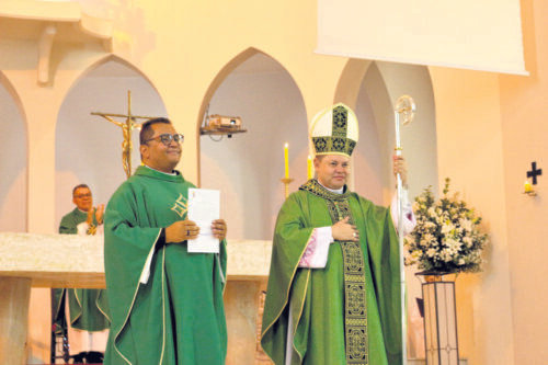 Fiéis da Paróquia Nossa Senhora do Sagrado Coração acolhem novo pároco - Jornal O São Paulo