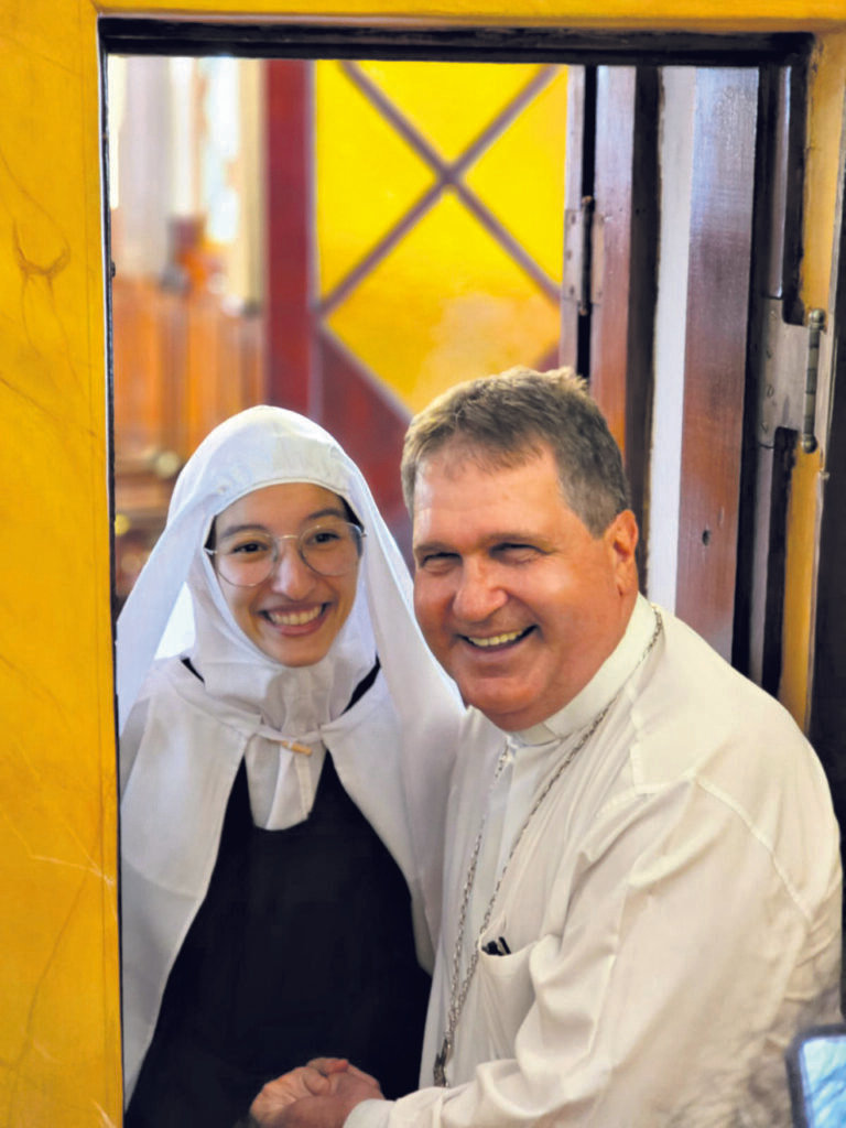 Dom Ângelo preside missa no Mosteiro Santa Teresa, na tomada de hábito de religiosa carmelita - Jornal O São Paulo