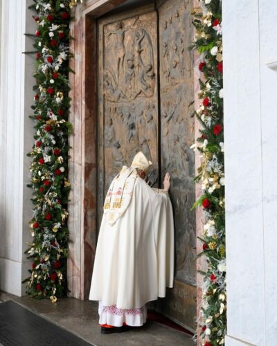 Porta Santa da Basílica de São Paulo fora dos Muros é aberta para o Jubileu 2025