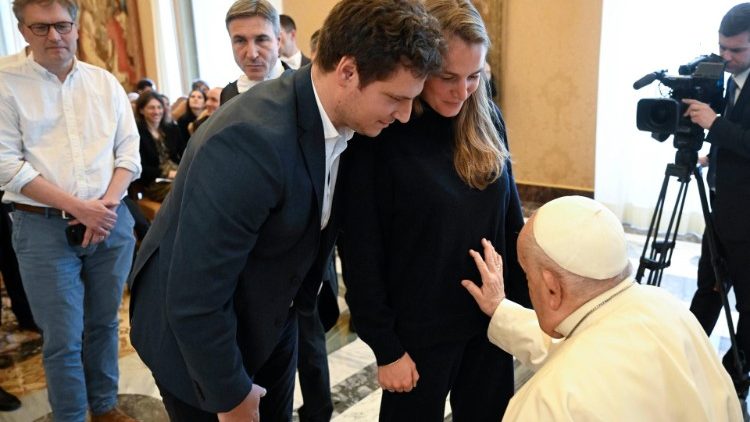 Francisco: a esperança, a alegria e a missão renovam a Igreja - Jornal O São Paulo