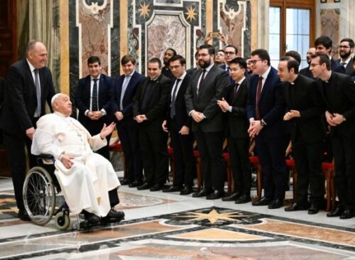 Papa a seminaristas: semear esperança em comunidade, abraçados à cruz - Jornal O São Paulo