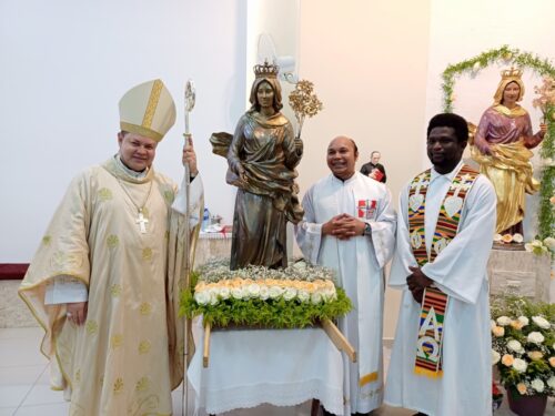 Fiéis acolhem a imagem da padroeira da Paróquia Nossa Senhora das Flores - Jornal O São Paulo