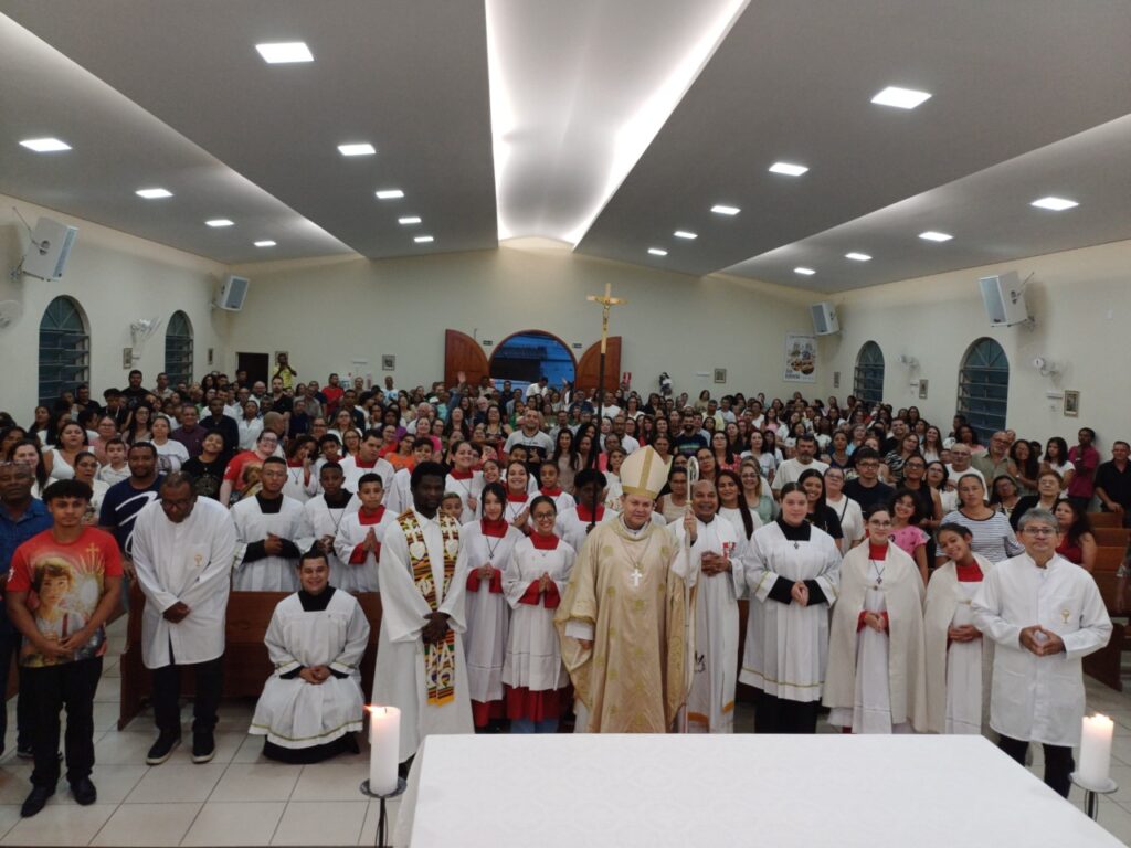 Fiéis acolhem a imagem da padroeira da Paróquia Nossa Senhora das Flores - Jornal O São Paulo
