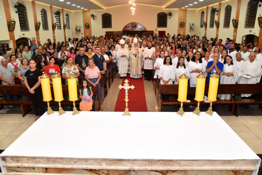 No Jardim Britânia, Cardeal Scherer dedica a igreja e o altar da matriz da Paróquia Cristo Rei - Jornal O São Paulo