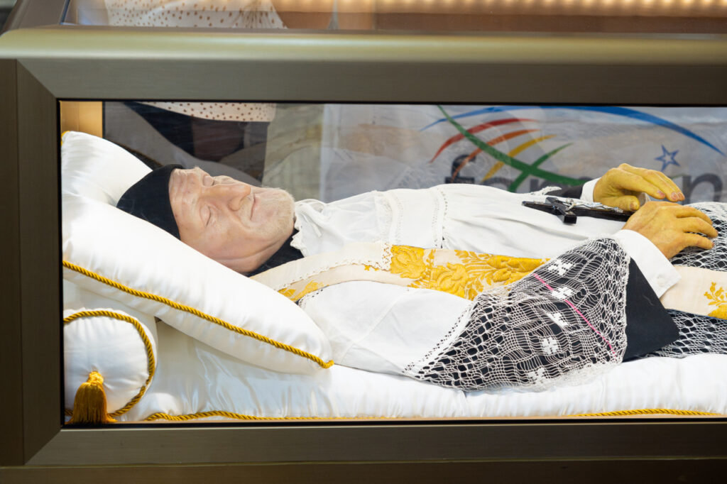 Dom Odilo preside a missa em que são recebidas as relíquias de São Vicente de Paulo - Jornal O São Paulo