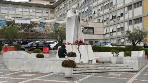 Papa mantém ‘melhoras graduais e contínuas’ de saúde - Jornal O São Paulo