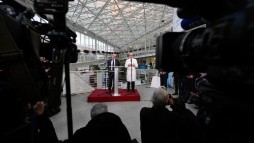 Médicos afirmam que Francisco responde bem à terapia, mas ainda não está fora de perigo - Jornal O São Paulo