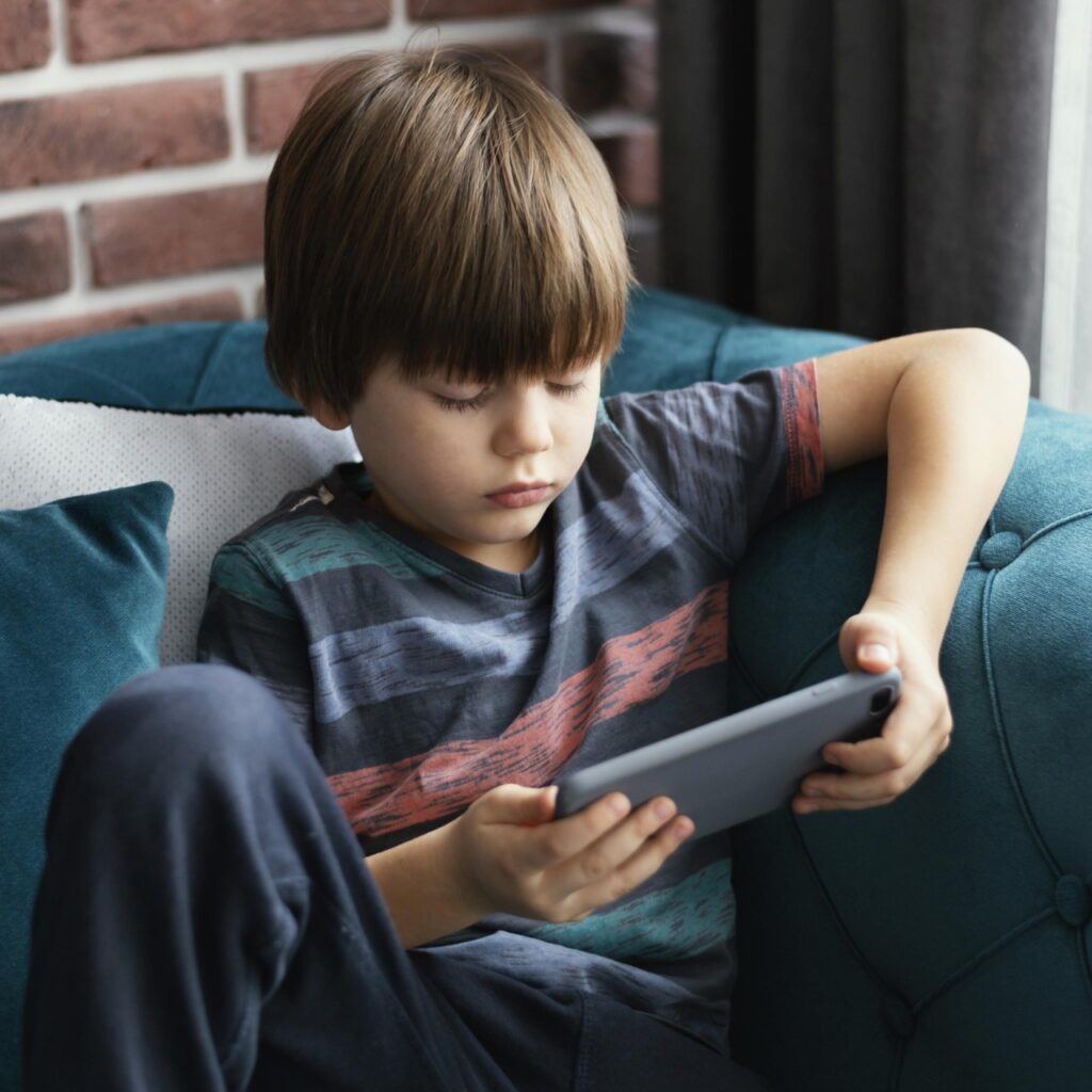 Número de crianças de 6 a 8 anos que usam a internet dobra em uma década - Jornal O São Paulo