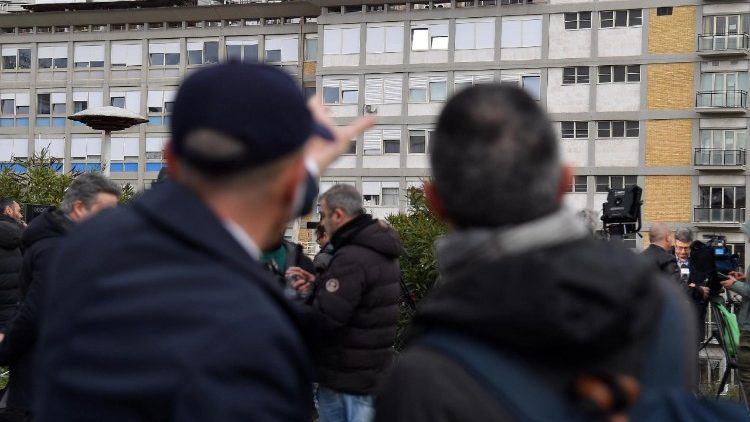 Com o Papa no hospital, eventos cancelados e mensagens de solidariedade - Jornal O São Paulo