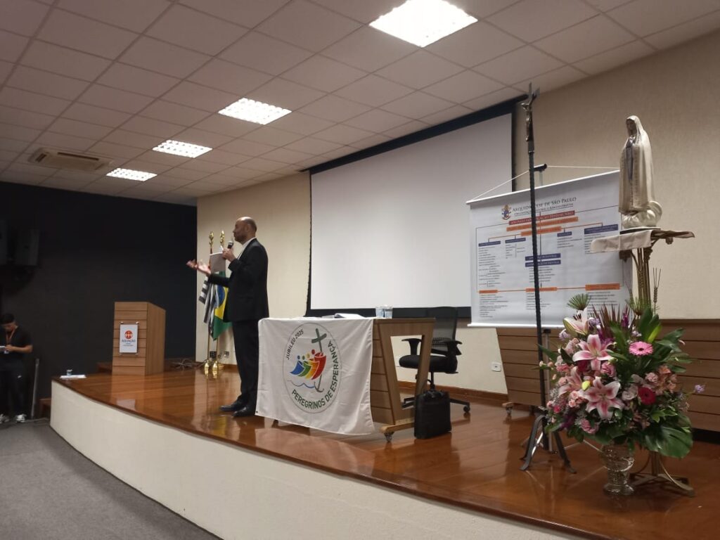 Padres que iniciam ofício na Arquidiocese participam de encontro - Jornal O São Paulo