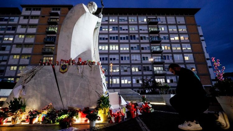 Papa tem leve melhora na situação motora e respiratória - Jornal O São Paulo