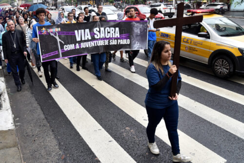 Jovens evangelizam na Avenida Paulista com a realização de via-sacra  - Jornal O São Paulo