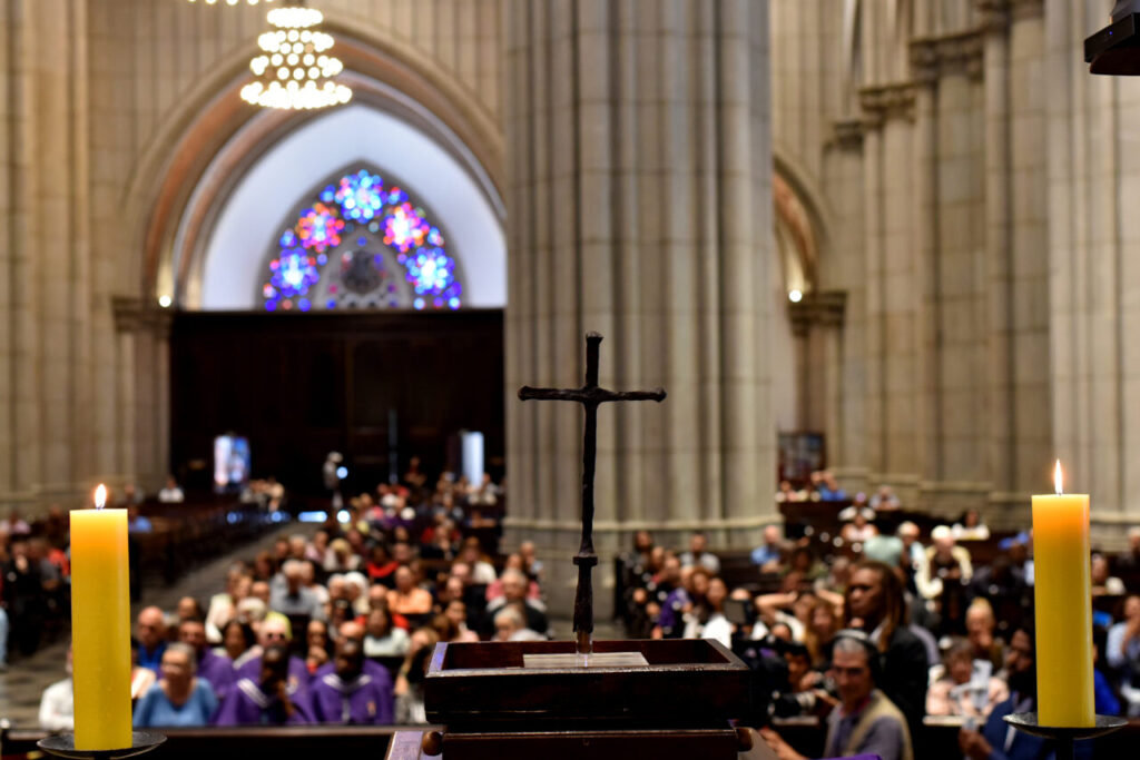Com celebração na Catedral da Sé, tem início a peregrinação jubilar da cruz da primeira missa no Brasil - Jornal O São Paulo