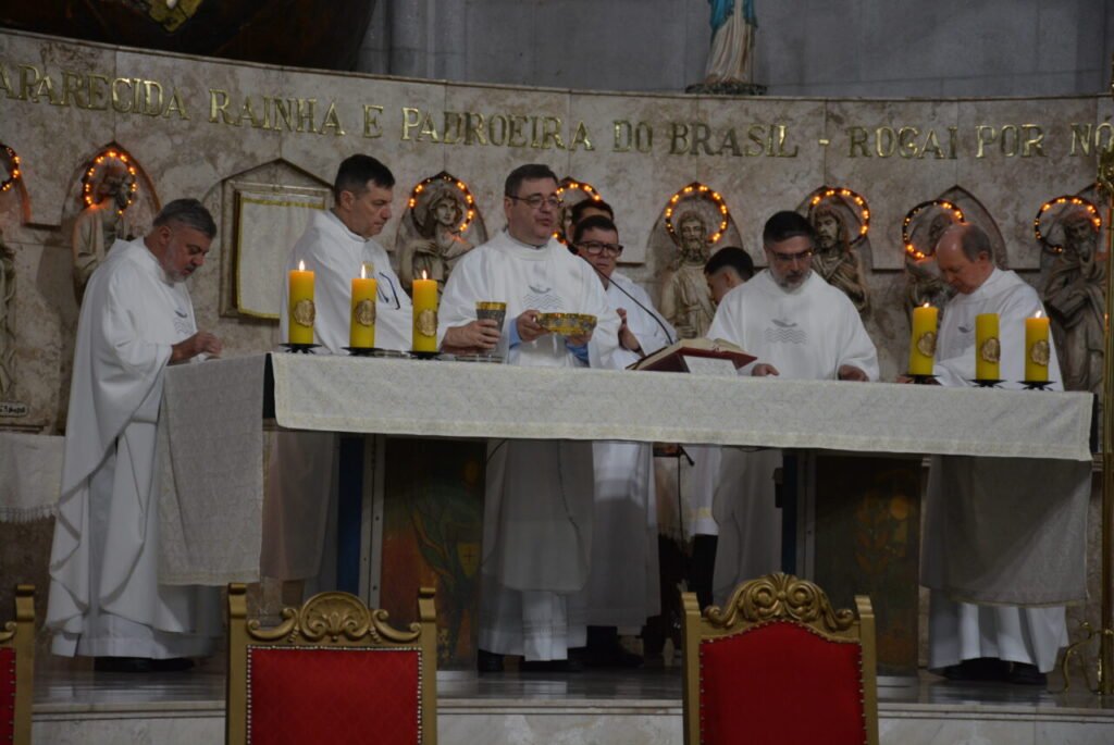 Fiéis rendem graças pelos trabalhadores e o dom da vida de padres - Jornal O São Paulo