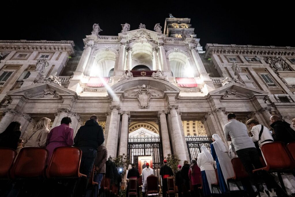 A oração do terço pelo Papa em Santa Maria Maior: da tristeza à esperança - Jornal O São Paulo