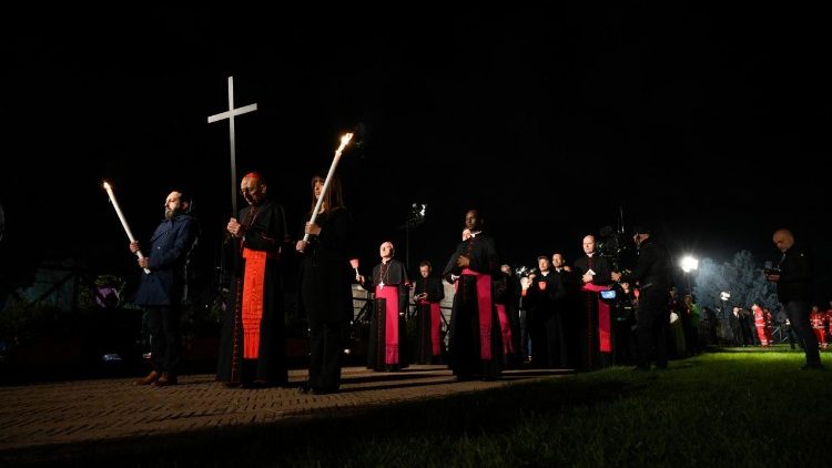 Na Via-Sacra no Coliseu, a oração da Igreja pela conversão do mundo - Jornal O São Paulo