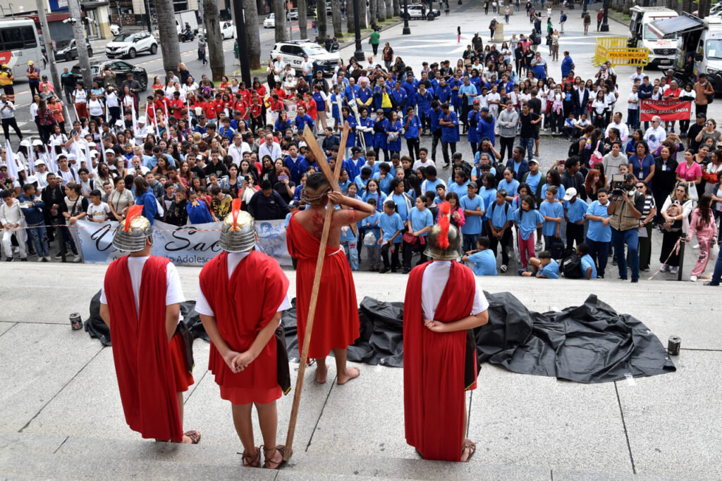 Pelo centro de São Paulo, Via-Sacra destaca a Ecologia Integral e a dignidade das crianças e dos adolescentes
