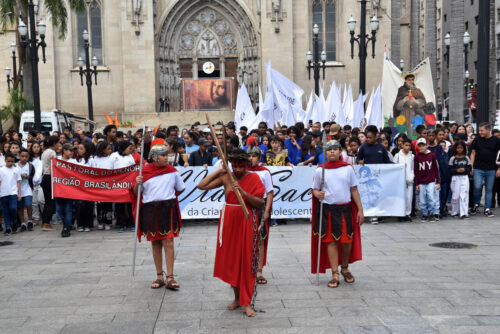 Pelo centro de São Paulo, Via-Sacra destaca a Ecologia Integral e a dignidade das crianças e dos adolescentes