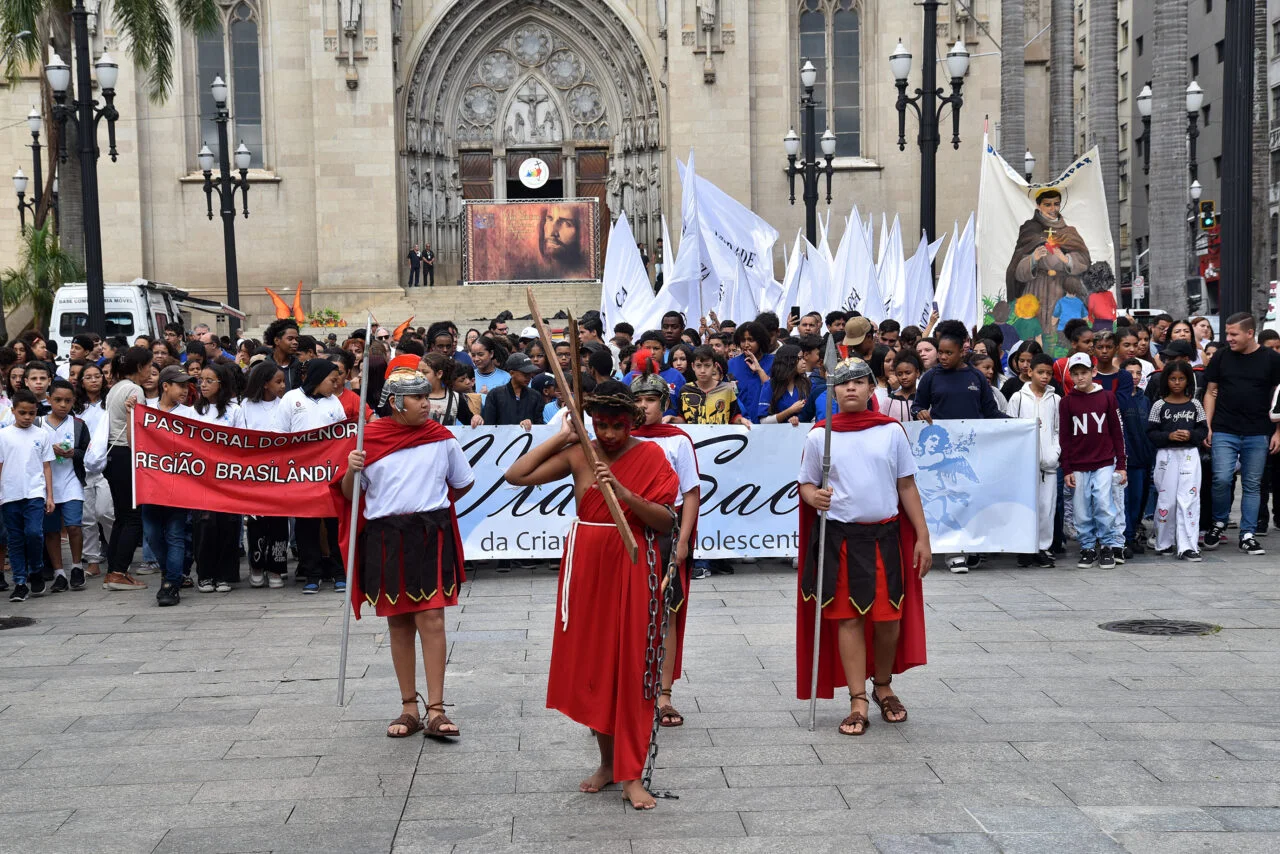 Pelo centro de São Paulo, Via-Sacra destaca a Ecologia Integral e a dignidade das crianças e dos adolescentes