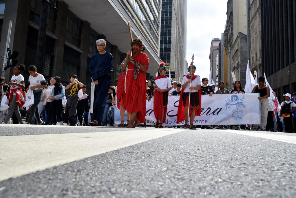 Pelo centro de São Paulo, Via-Sacra destaca a Ecologia Integral e a dignidade das crianças e dos adolescentes