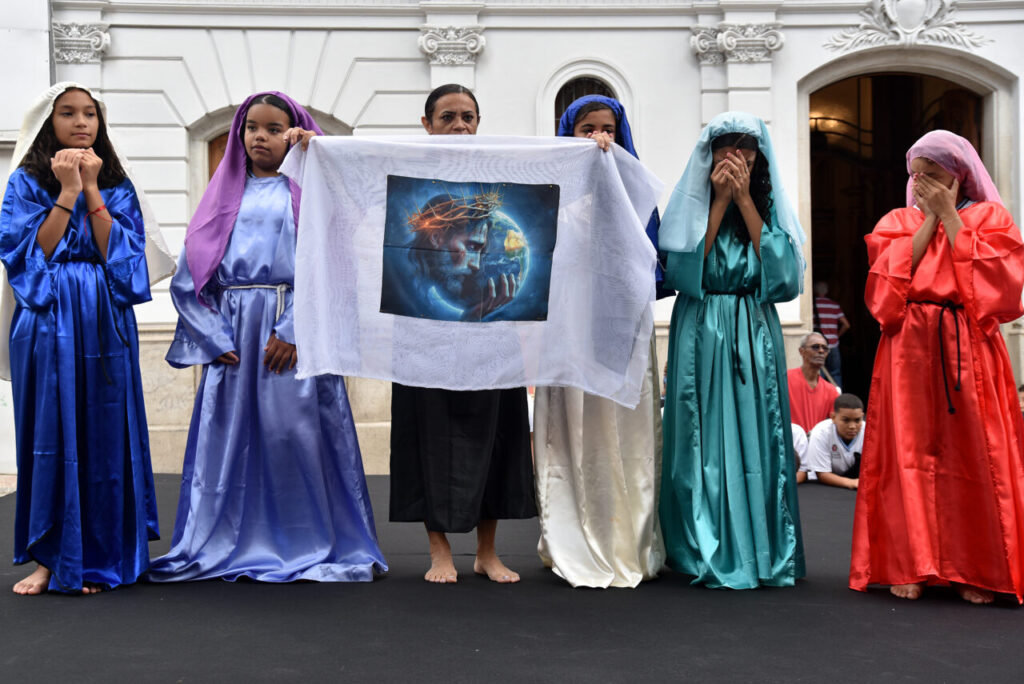 Pelo centro de São Paulo, Via-Sacra destaca a Ecologia Integral e a dignidade das crianças e dos adolescentes