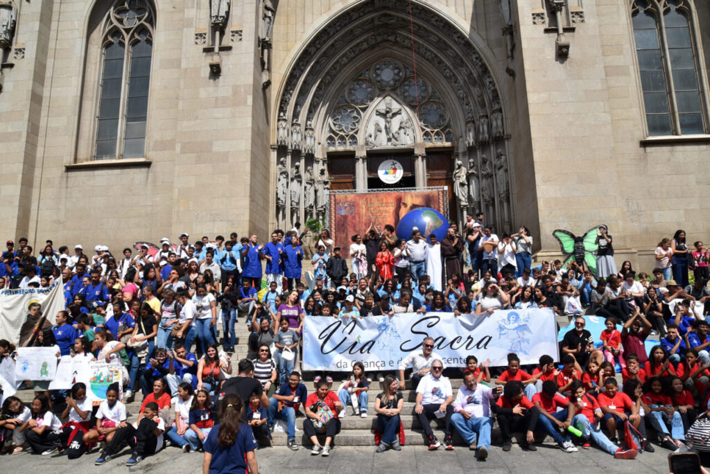 Pelo centro de São Paulo, Via-Sacra destaca a Ecologia Integral e a dignidade das crianças e dos adolescentes