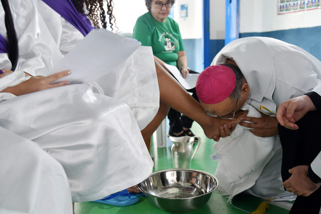 Dom Rogério preside missa com o rito do lava-pés em unidade da Fundação Casa - Jornal O São Paulo