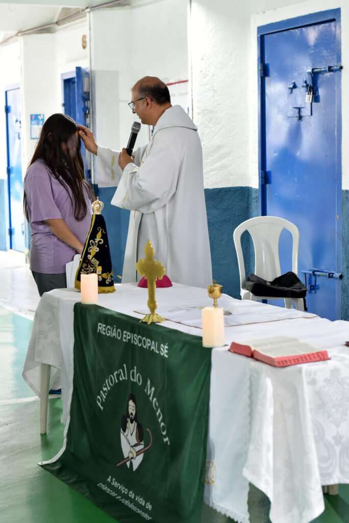 Dom Rogério preside missa com o rito do lava-pés em unidade da Fundação Casa - Jornal O São Paulo