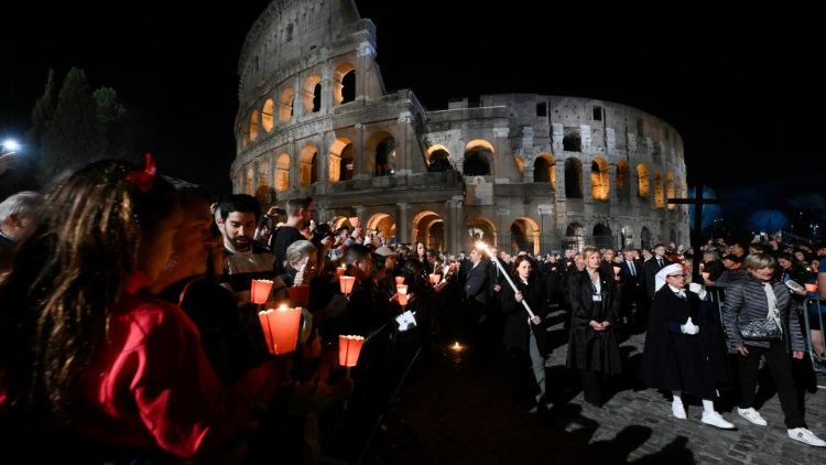 Papa: ‘A Via-Sacra é a oração de quem se move. Interrompe os nossos percursos habituais’ - Jornal O São Paulo