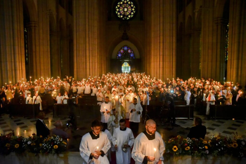Vigília Pascal: a ressurreição de Cristo renova a vida e a esperança - Jornal O São Paulo