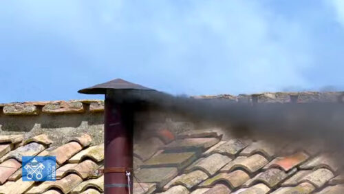 Fumaça preta de novo: Conclave já teve 3 votações; Papa ainda não está definido - Jornal O São Paulo