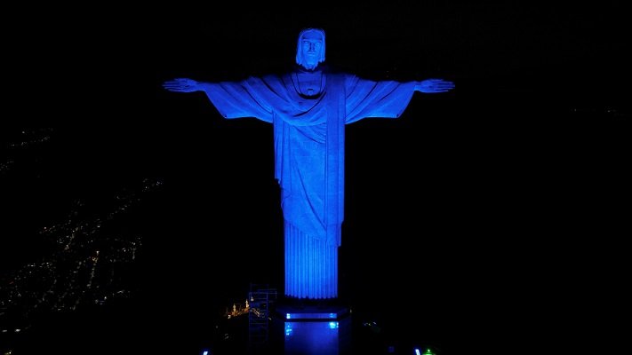 Cristo Redentor recebe iluminação azul para celebrar educação confessional no Brasil - Jornal O São Paulo
