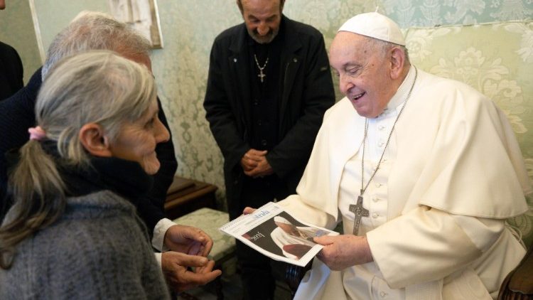 Crianças e esquecidos recordam Papa Francisco, um mês após a sua morte - Jornal O São Paulo