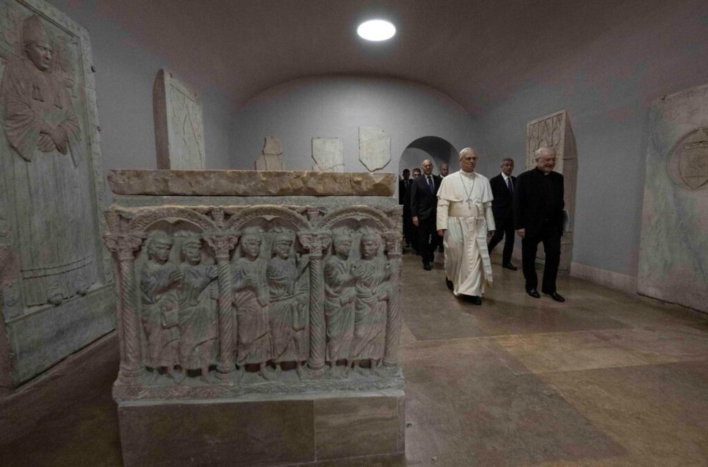 Leão XIV celebra Missa nas Grutas Vaticanas e reza diante dos túmulos dos Papas - Jornal O São Paulo