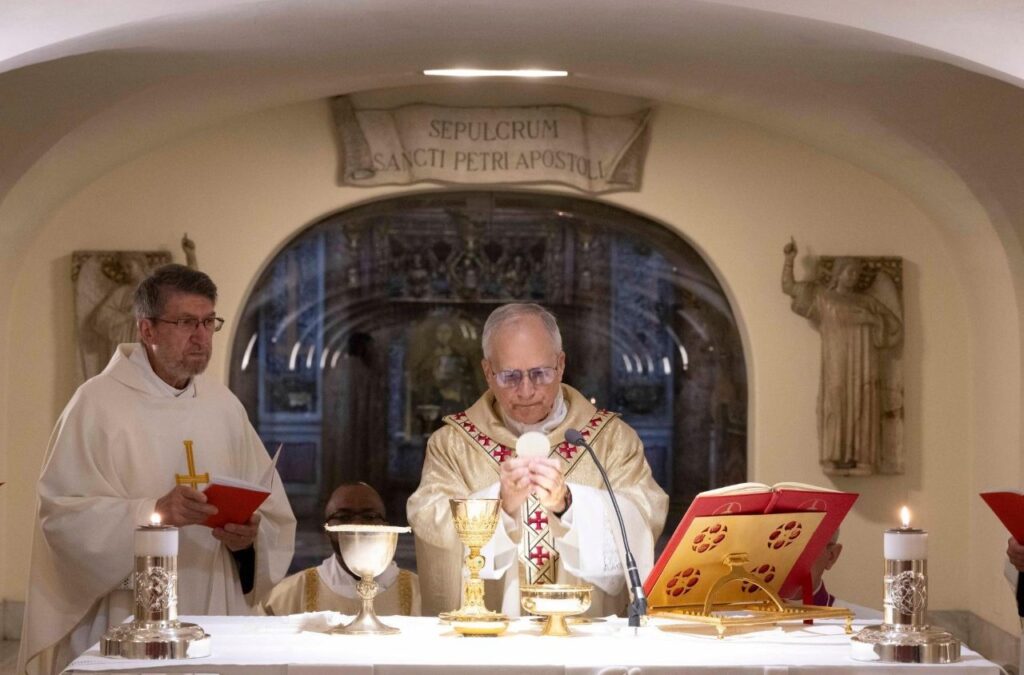Leão XIV celebra Missa nas Grutas Vaticanas e reza diante dos túmulos dos Papas - Jornal O São Paulo
