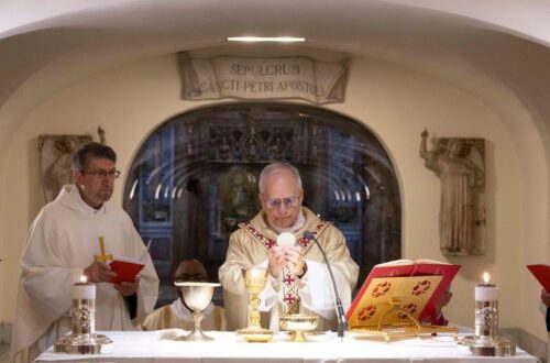 Leão XIV celebra Missa nas Grutas Vaticanas e reza diante dos túmulos dos Papas - Jornal O São Paulo