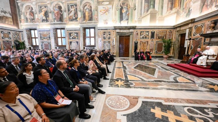 Leão XIV tem audiência com moderadores, responsáveis internacionais e delegados das agregações eclesiais - Jornal O São Paulo